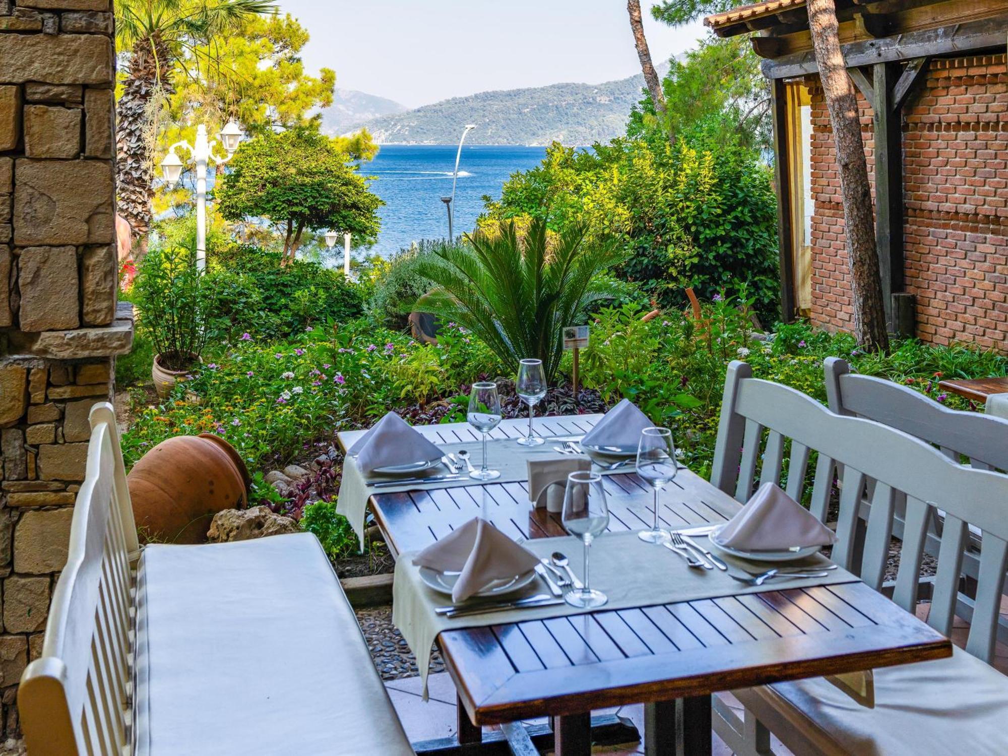 라브란다 마레스 마르마리스 호텔 말마리스 외부 사진 A restaurant in Bodrum