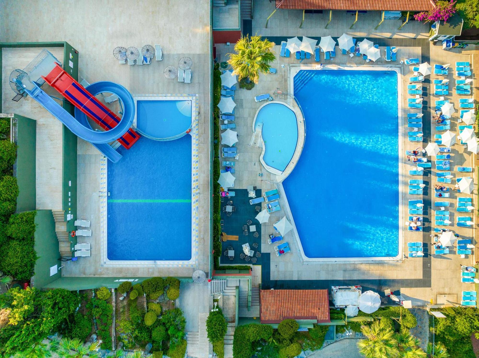 라브란다 마레스 마르마리스 호텔 말마리스 외부 사진 Aerial view of the swimming pool
