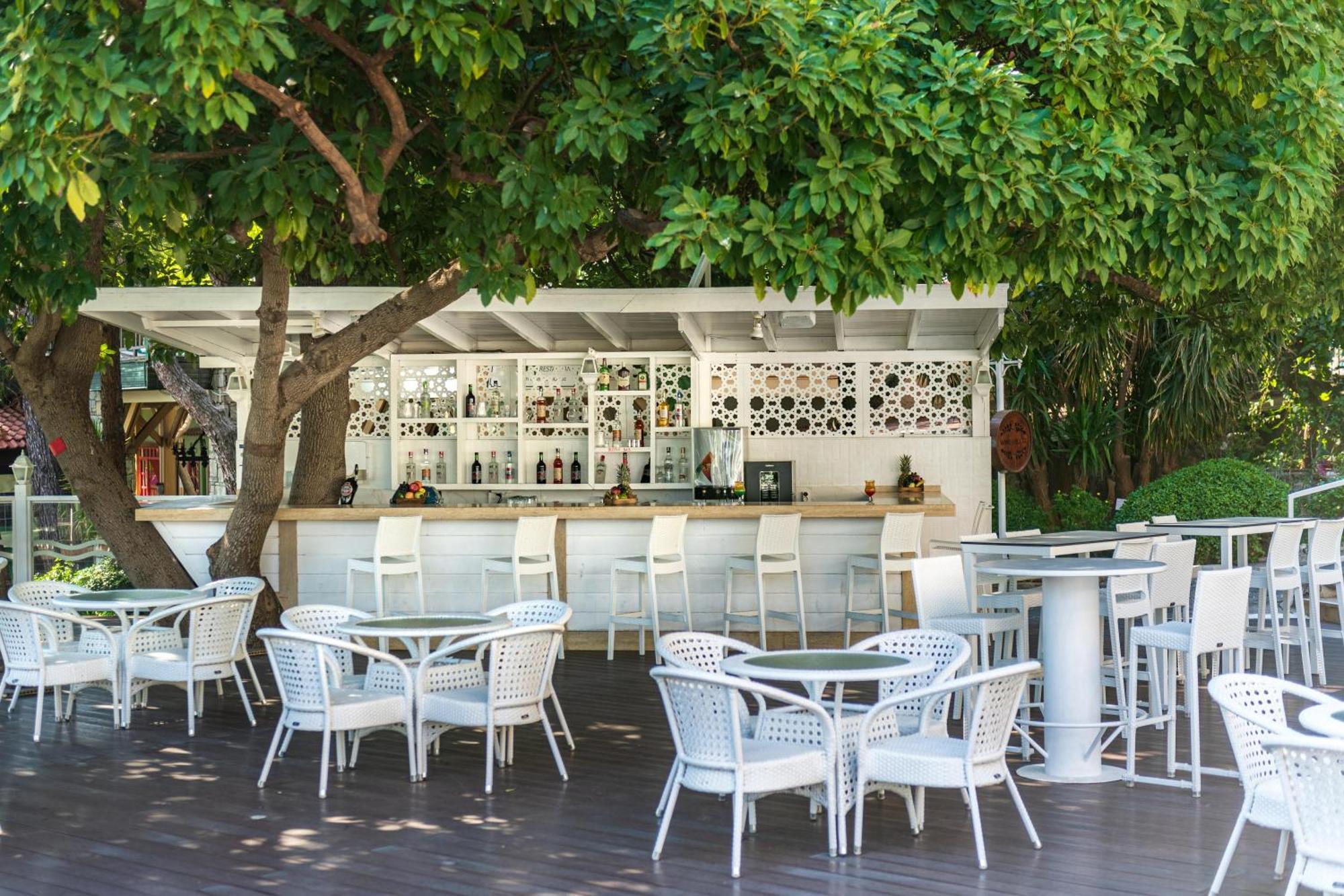 라브란다 마레스 마르마리스 호텔 말마리스 외부 사진 The bar at the Athens Conservatory