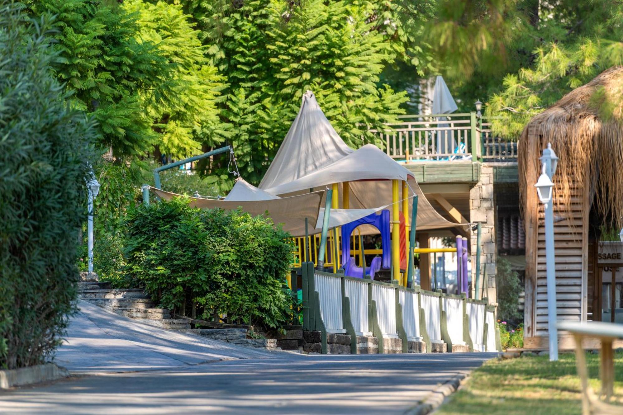 라브란다 마레스 마르마리스 호텔 말마리스 외부 사진 The playground at the southern end of the park