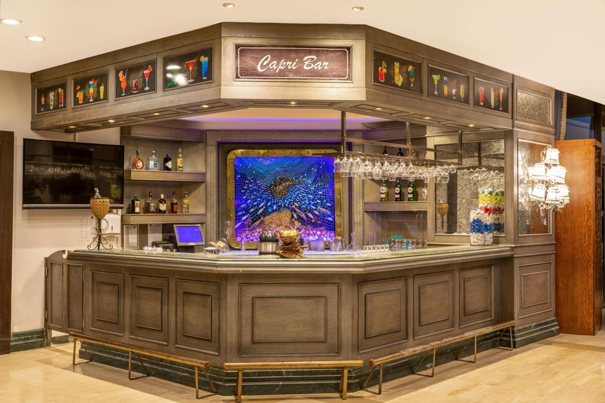 라브란다 마레스 마르마리스 호텔 말마리스 외부 사진 A bar in a hotel