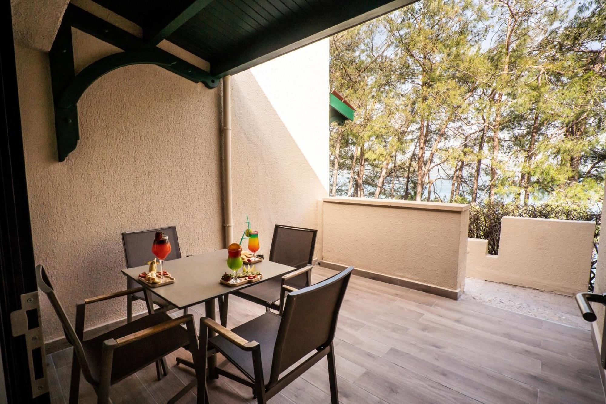 라브란다 마레스 마르마리스 호텔 말마리스 외부 사진 A balcony at the hotel