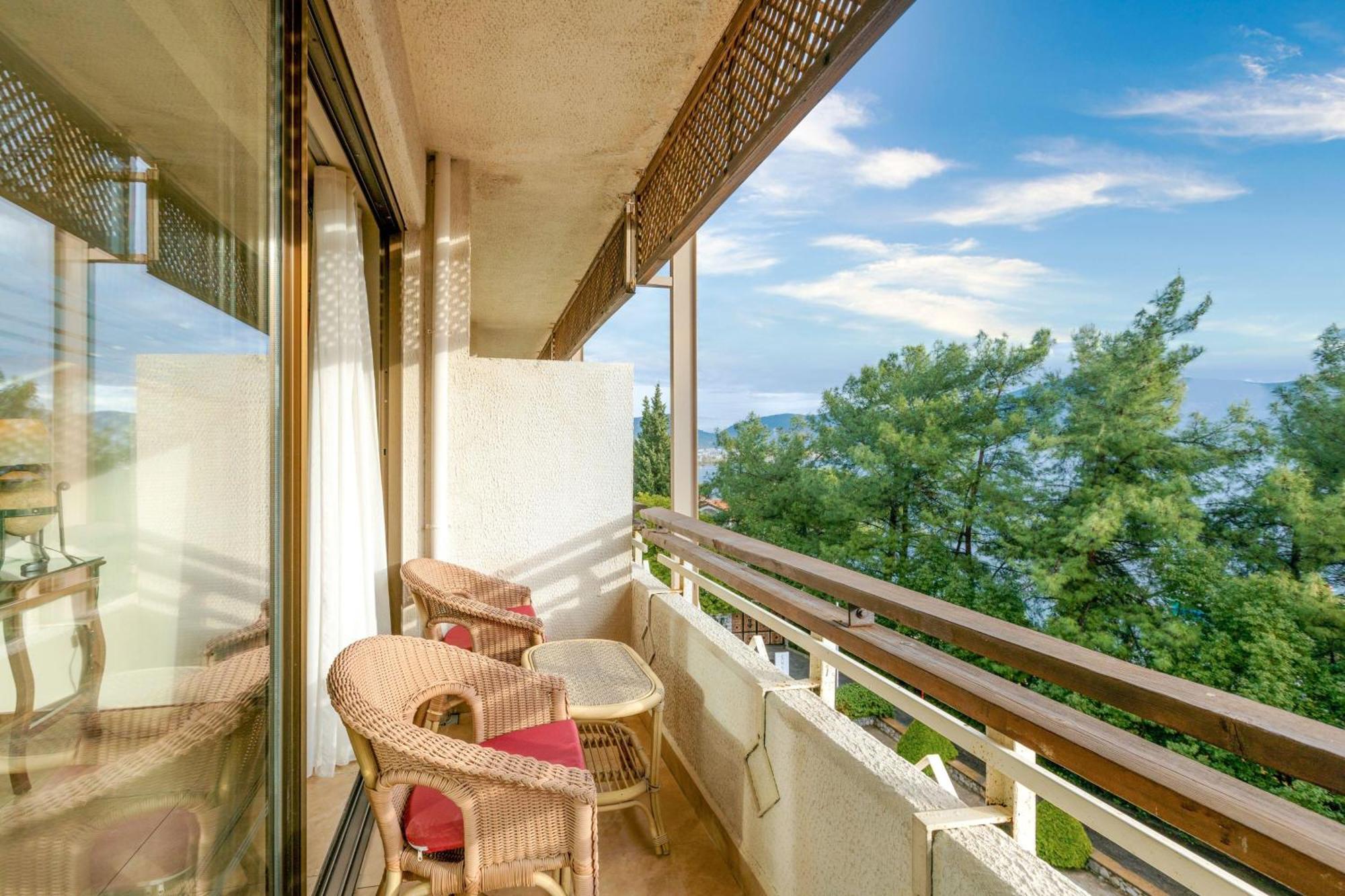 라브란다 마레스 마르마리스 호텔 말마리스 외부 사진 A balcony